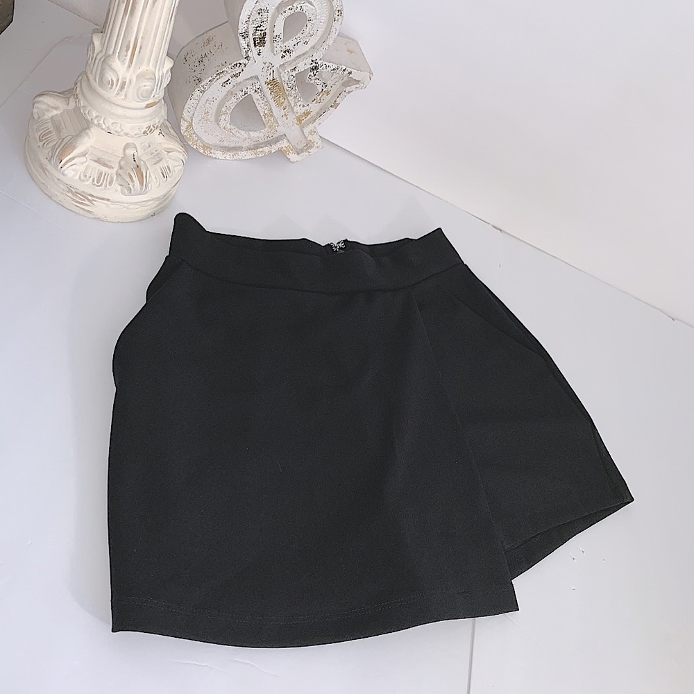 NWOT!! Pure black high-waisted classy chic skort